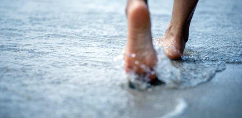 camminare sulla spiaggia