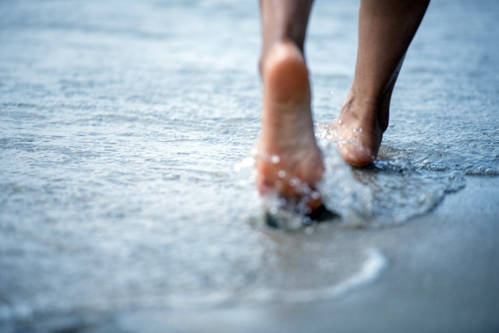 camminare sulla spiaggia