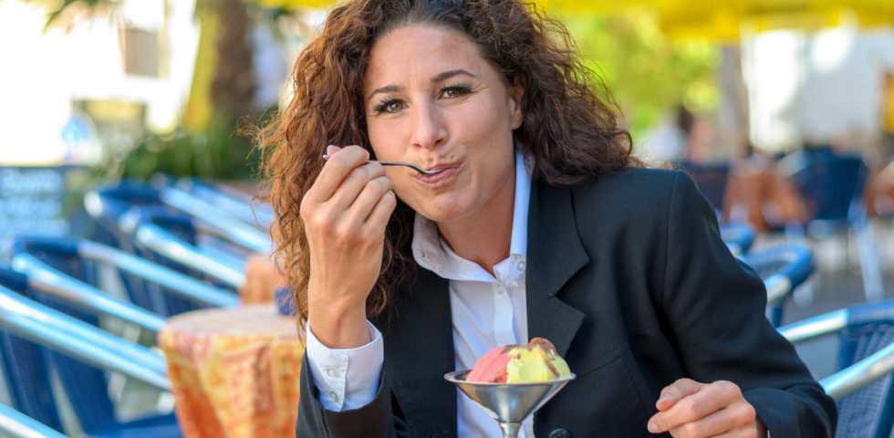 donna matura mangia il gelato