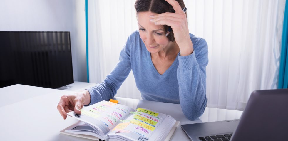 Donna programma gli esami sull'agenda