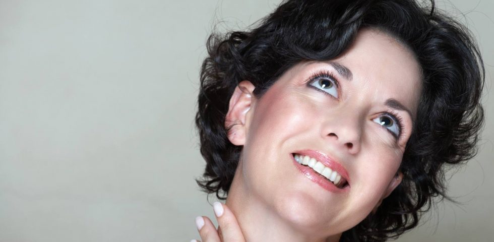 tiroide: una donna si tocca il collo