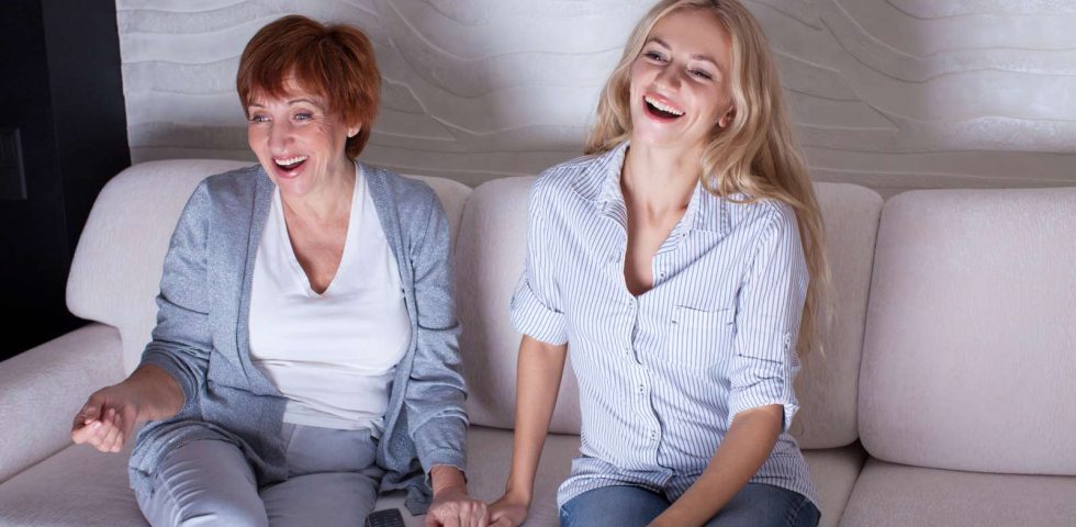 due amiche guardano un film