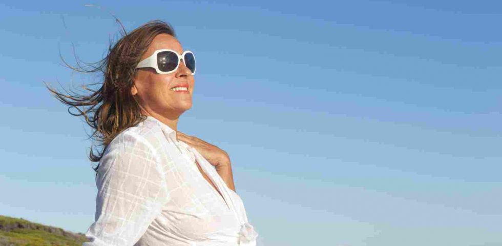 donna matura al sole per la vitamina D