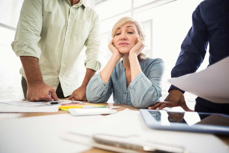 donna stressata dal lavoro e altro