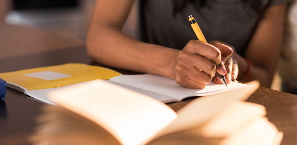 donna fa un test per la menopausa