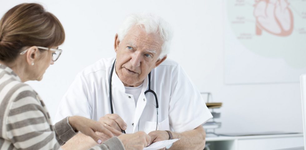 medico restituisce risultati esame colesterolo