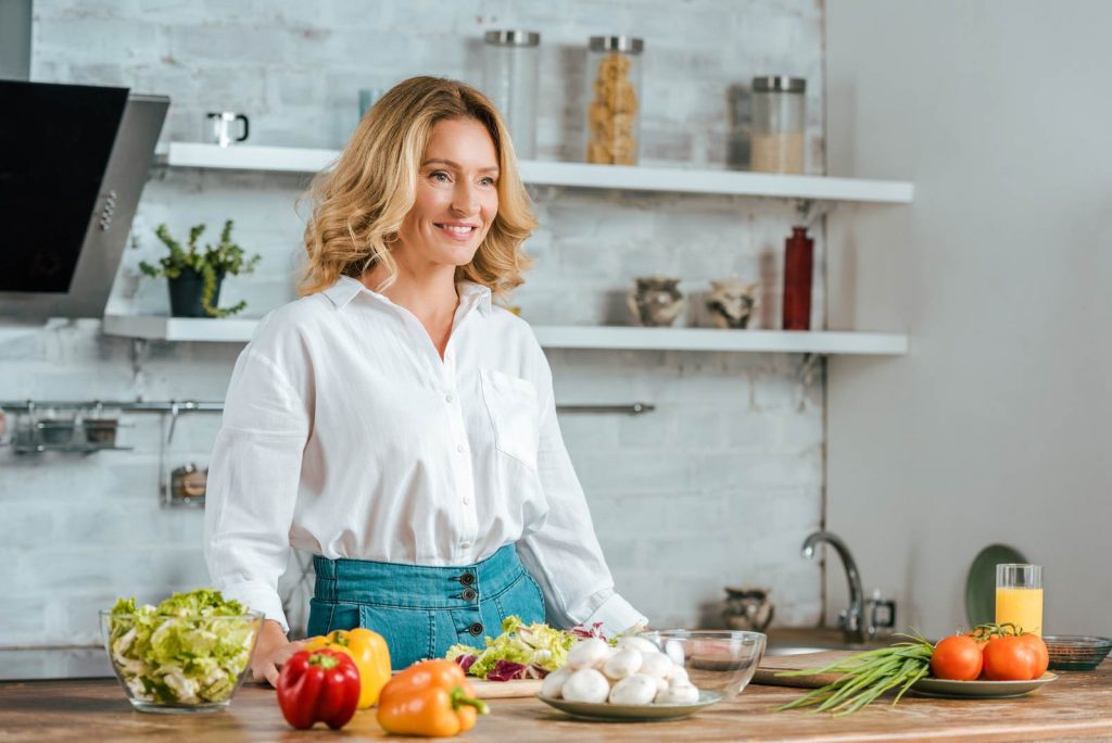 donna in perimenopausa prepara il pranzo