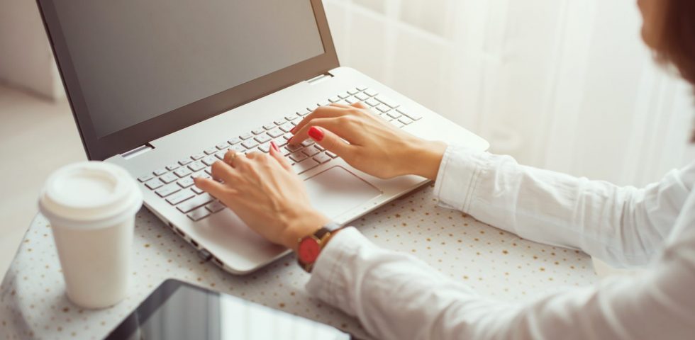 donna al computer