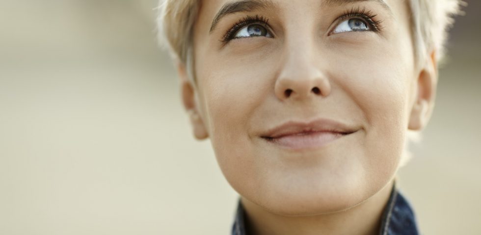 donna che pensa al futuro
